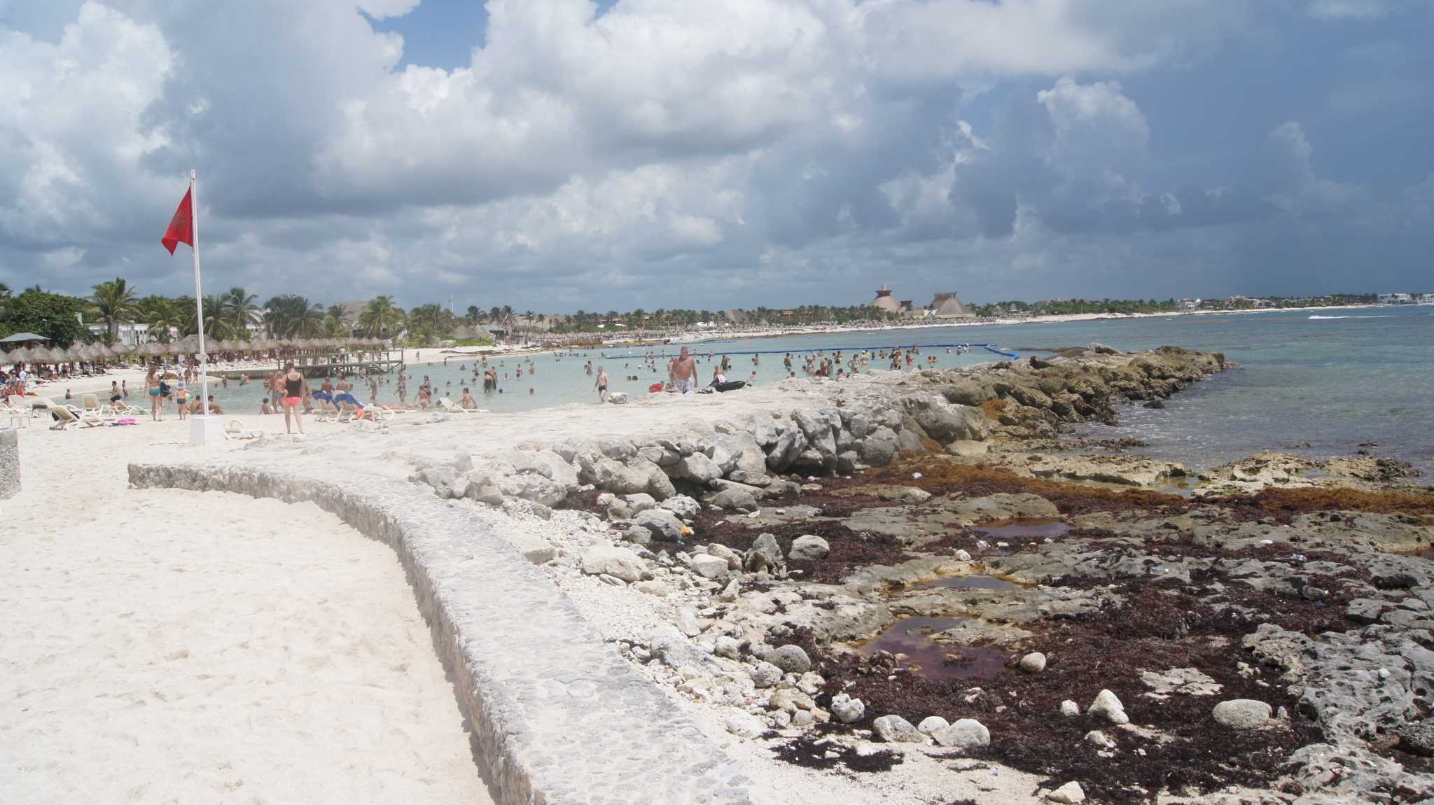 Пляжи Канкуна в Мекскике забиты народом (Bahia principle-overcrowded small beach)